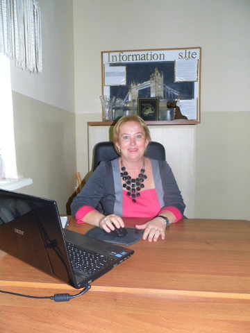 Олена Кушнир (Донцова ) закінчила факультет іноземних мов в 1987 році