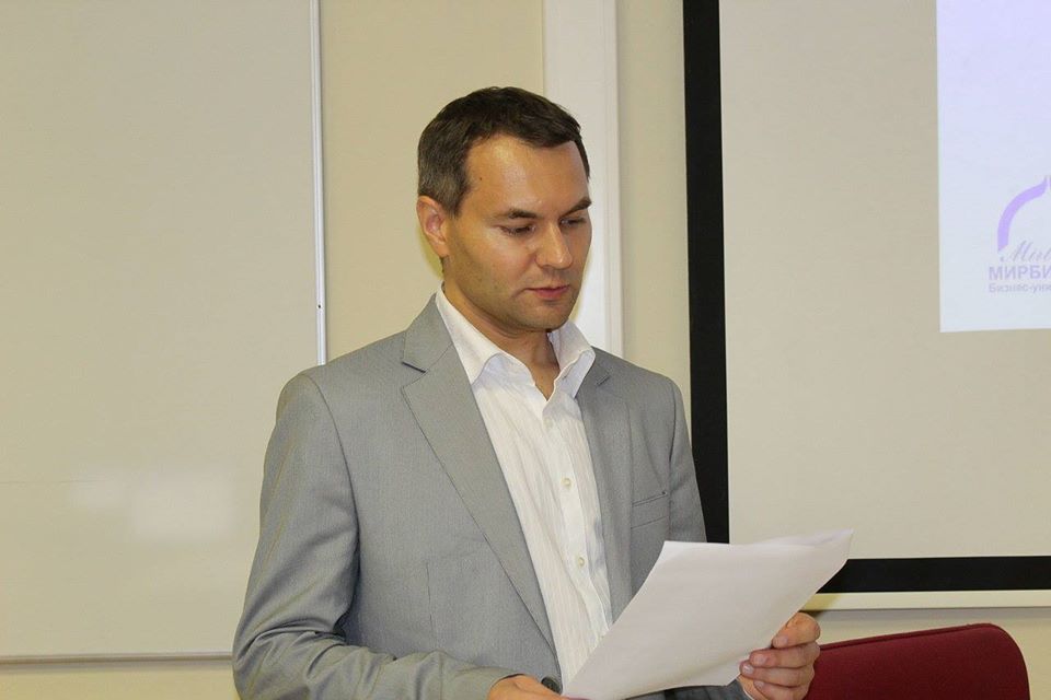 Тарасовський В'ячеслав, випускником  факультету іноземних мов